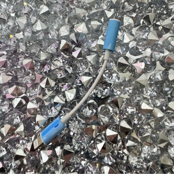 Apple mini Adapter audio jack new with tags plastic blue comes off - Picture 2 of 2